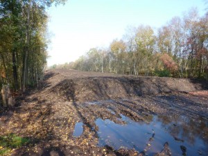 Bodenmiete im Fintlandsmoor, hier sollte Schwarztorf zwischengelagert werden. Es ist nur Mineralboden mit Torfspuren zu finden.<br />Foto: Hergen Erhardt